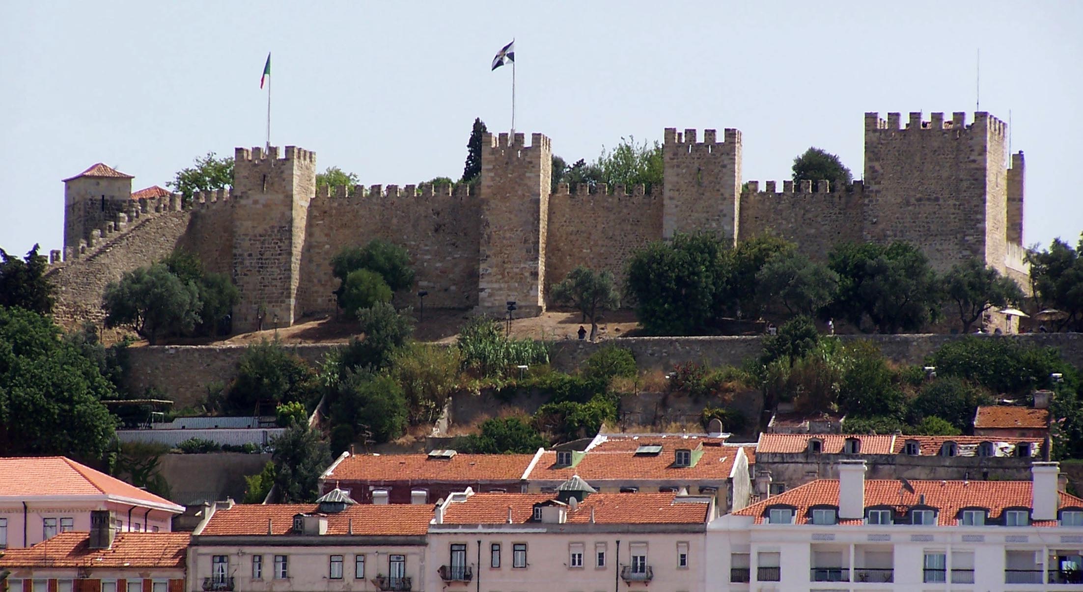 Castelo de São Jorge com a cidade de Lisboa ao fundo