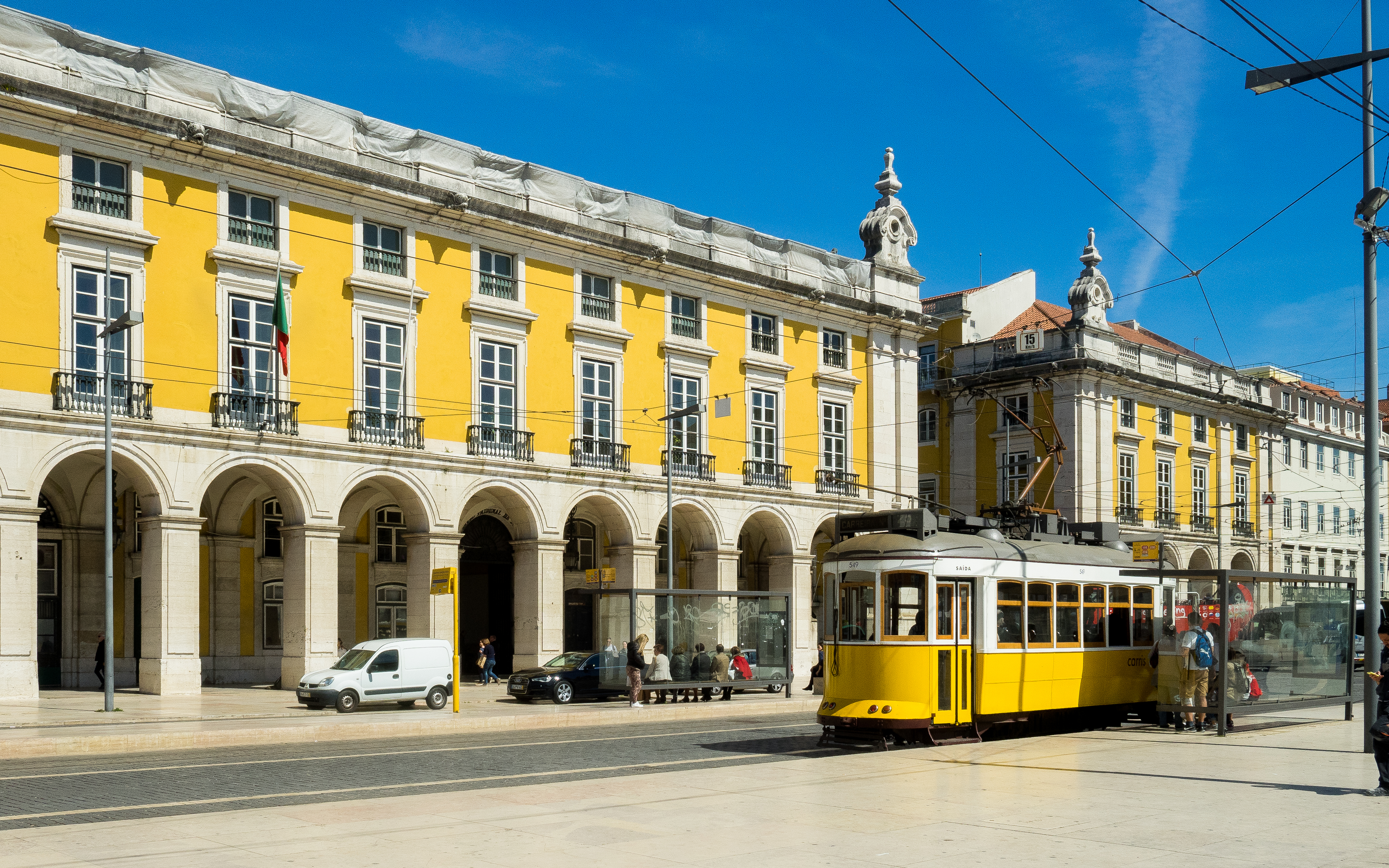 Eléctrico 28 amarelo em rua estreita de Lisboa