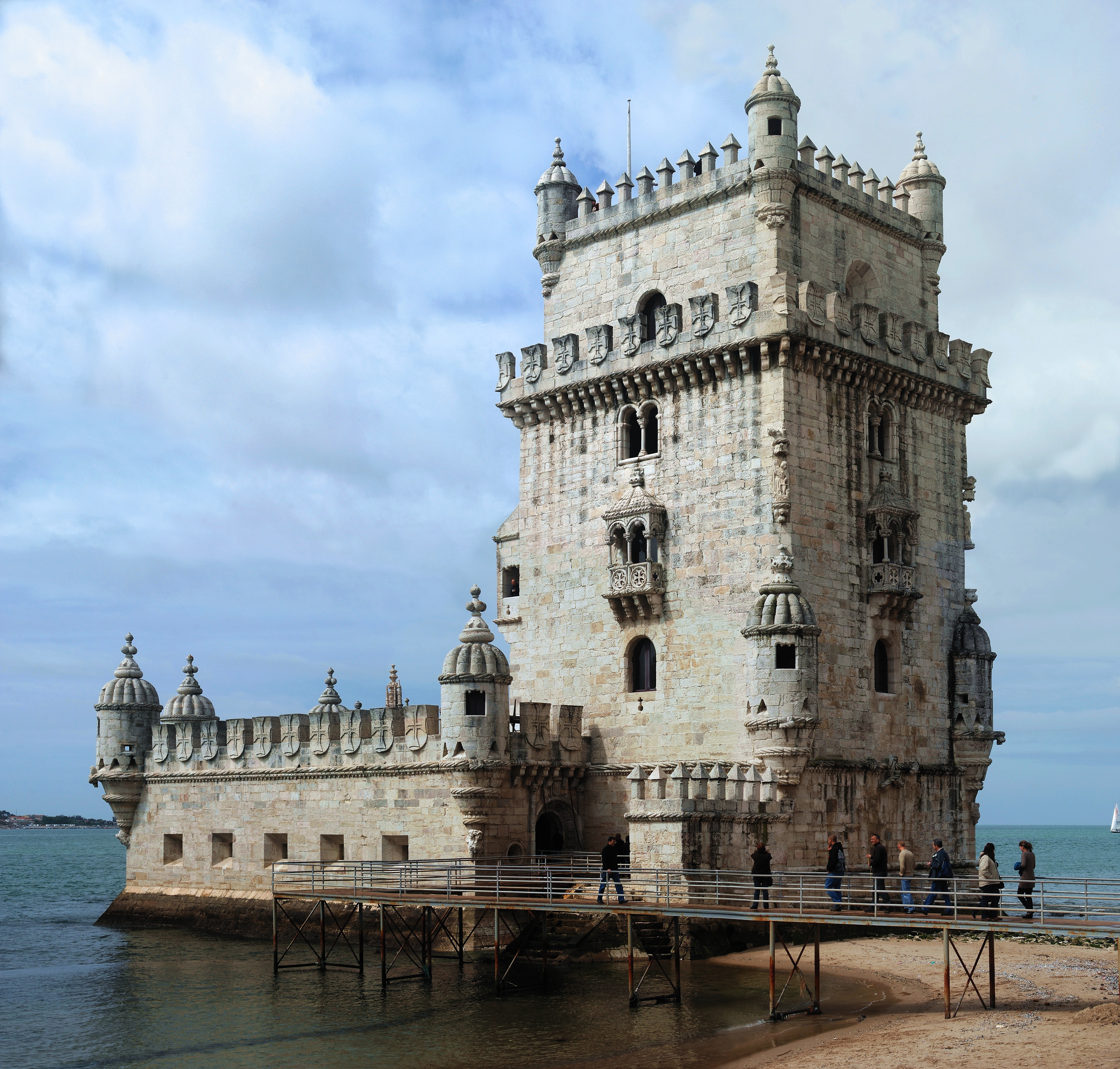 Torre de Belém às margens do Tejo