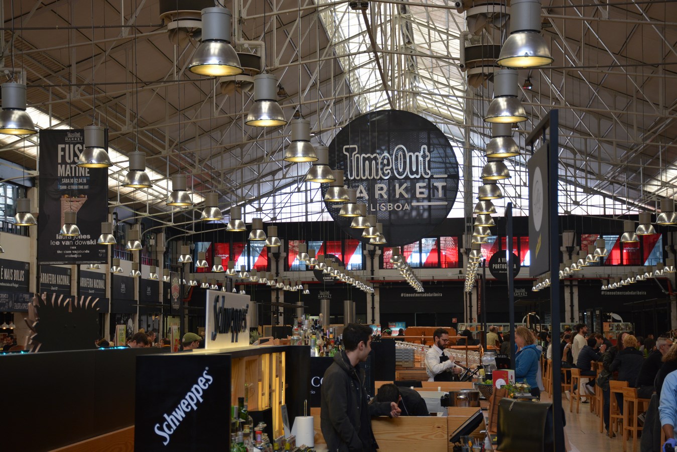 Interior do Time Out Market em Lisboa