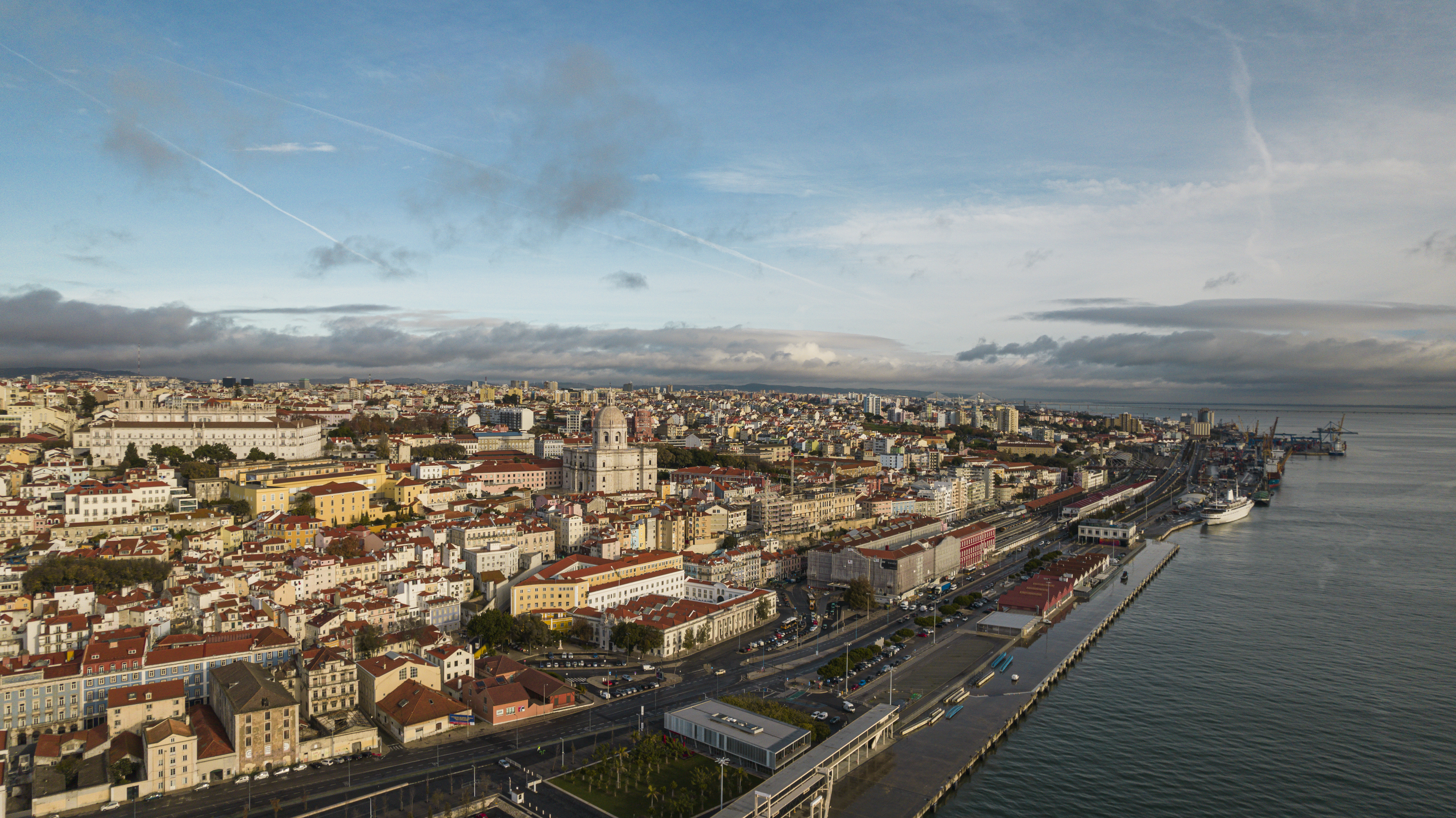 Casario de Alfama com telhados alaranjados