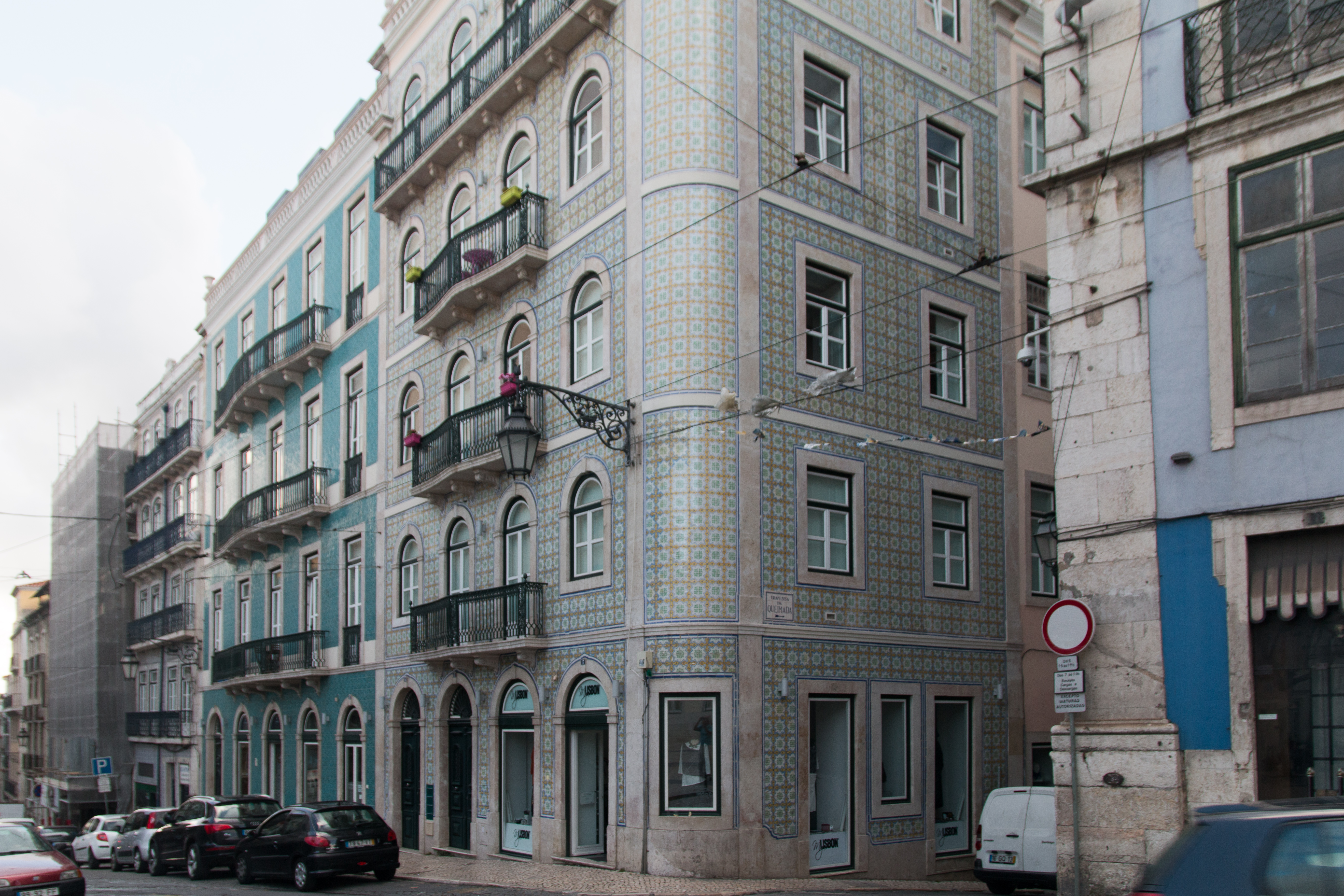 Ruas estreitas do Bairro Alto à noite