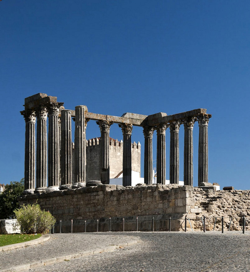 Templo romano de Évora com colunas coríntias