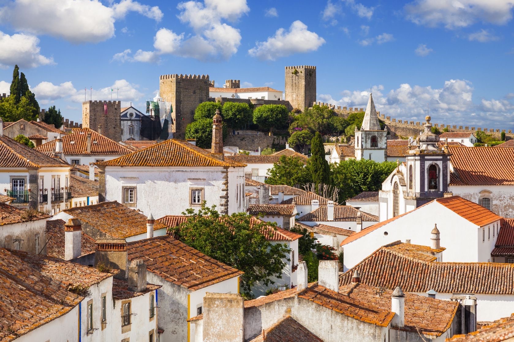 Vila murada de Óbidos com castelo medieval