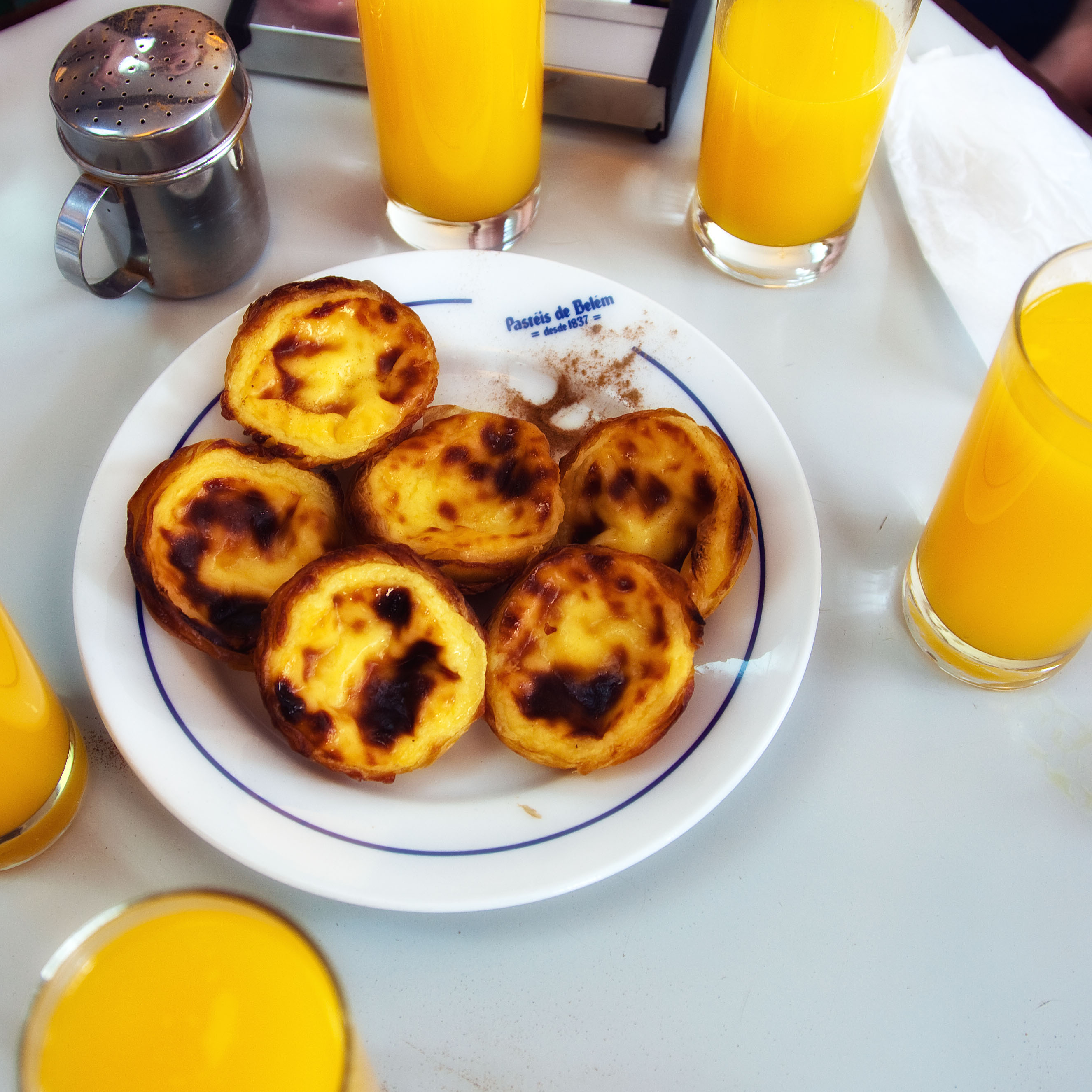 Pastel de nata em close mostrando massa folhada