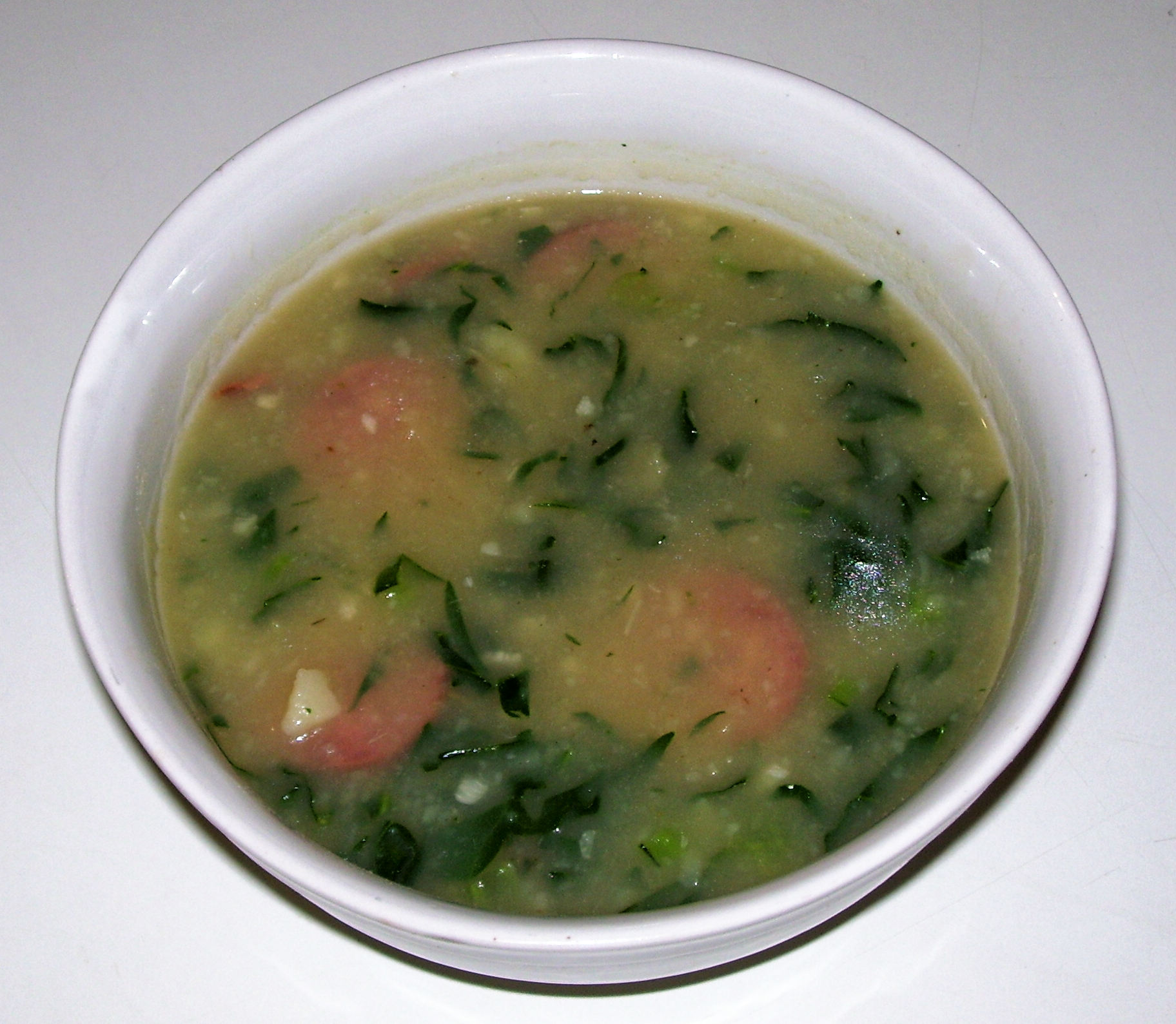 Caldo verde — sopa portuguesa de couve com rodela de chouriço