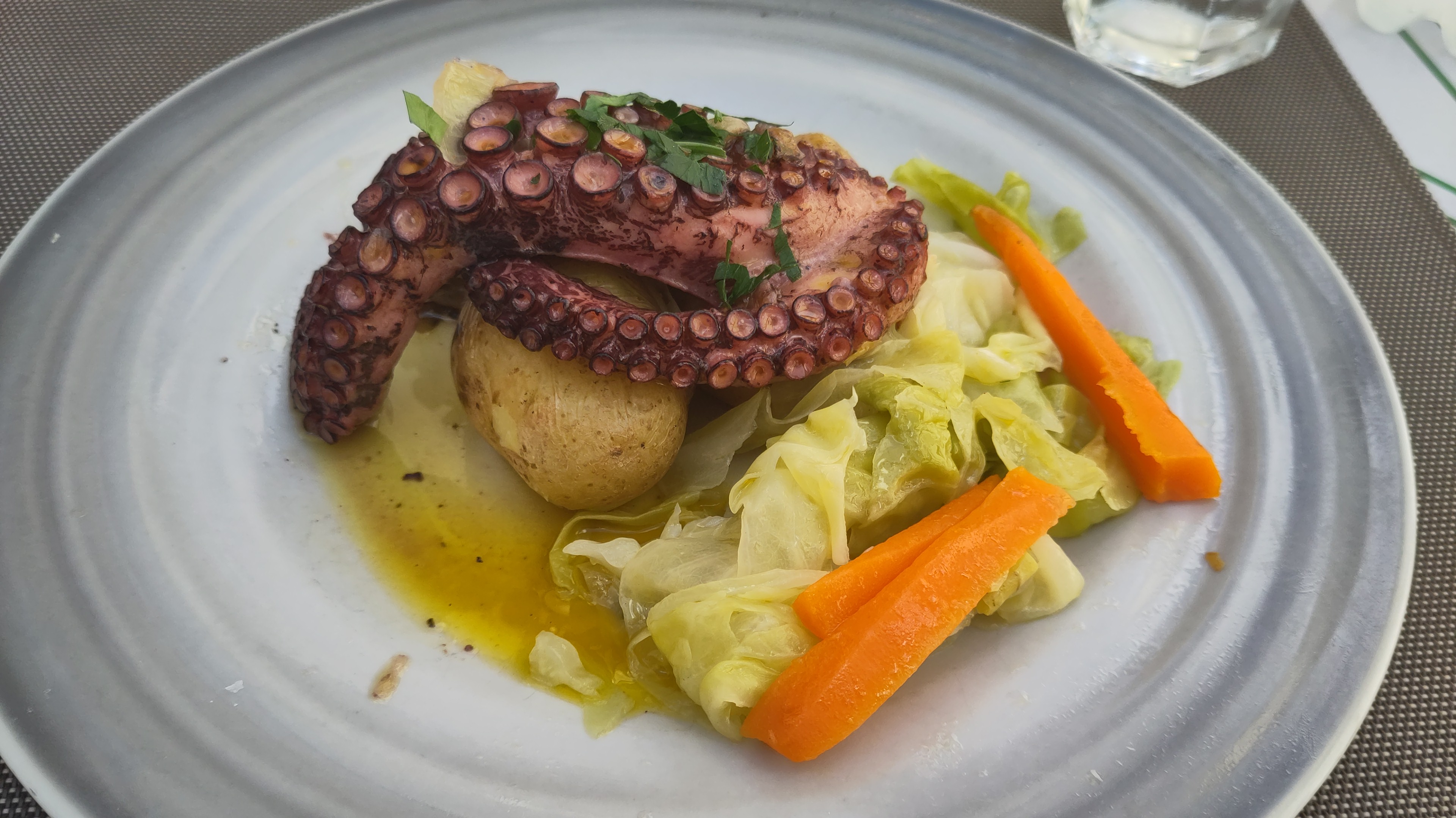 Polvo à lagareiro grelhado com batata a murro e azeite