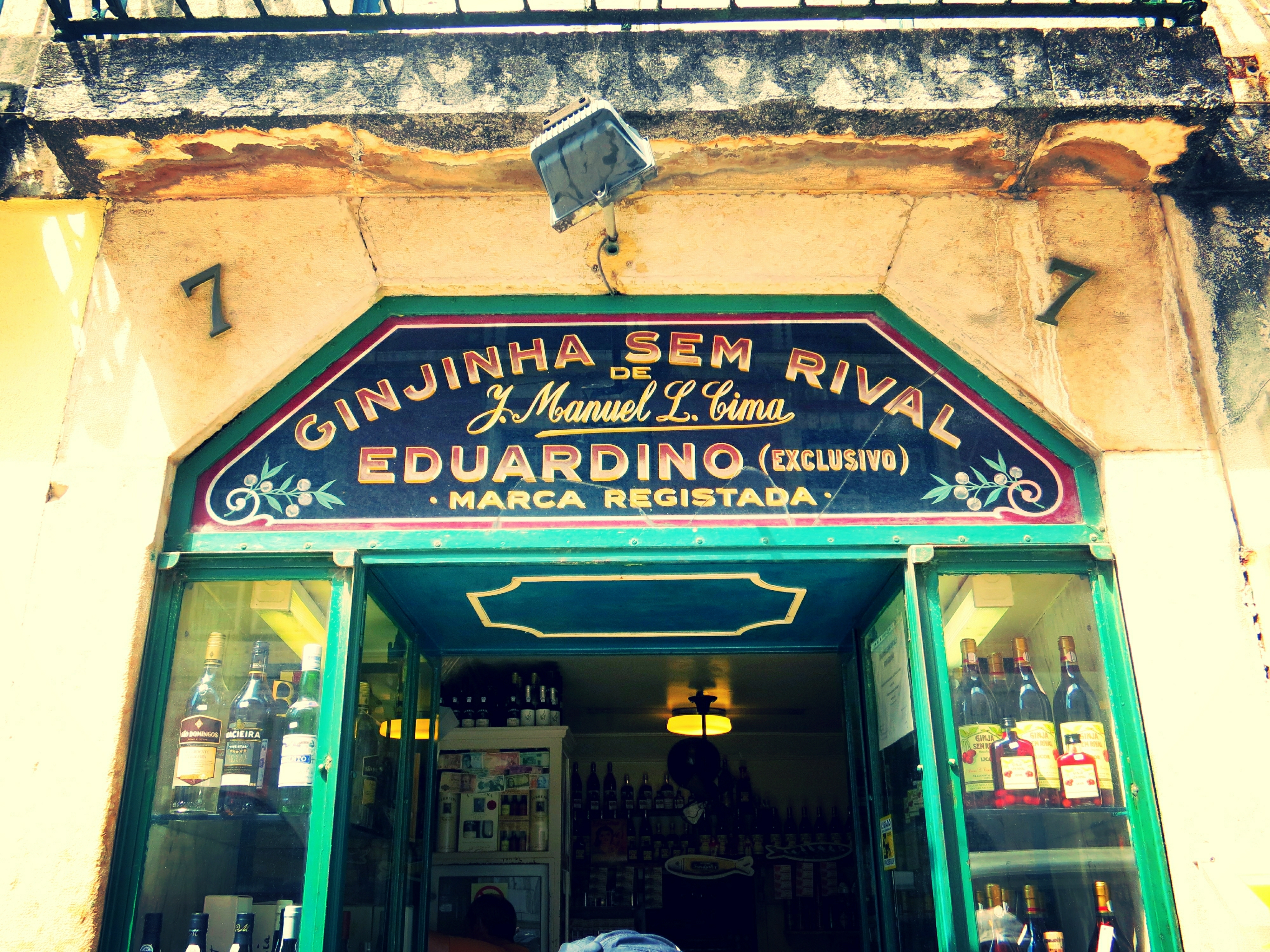 Ginjinha — licor de cereja-azeda servido em copinho