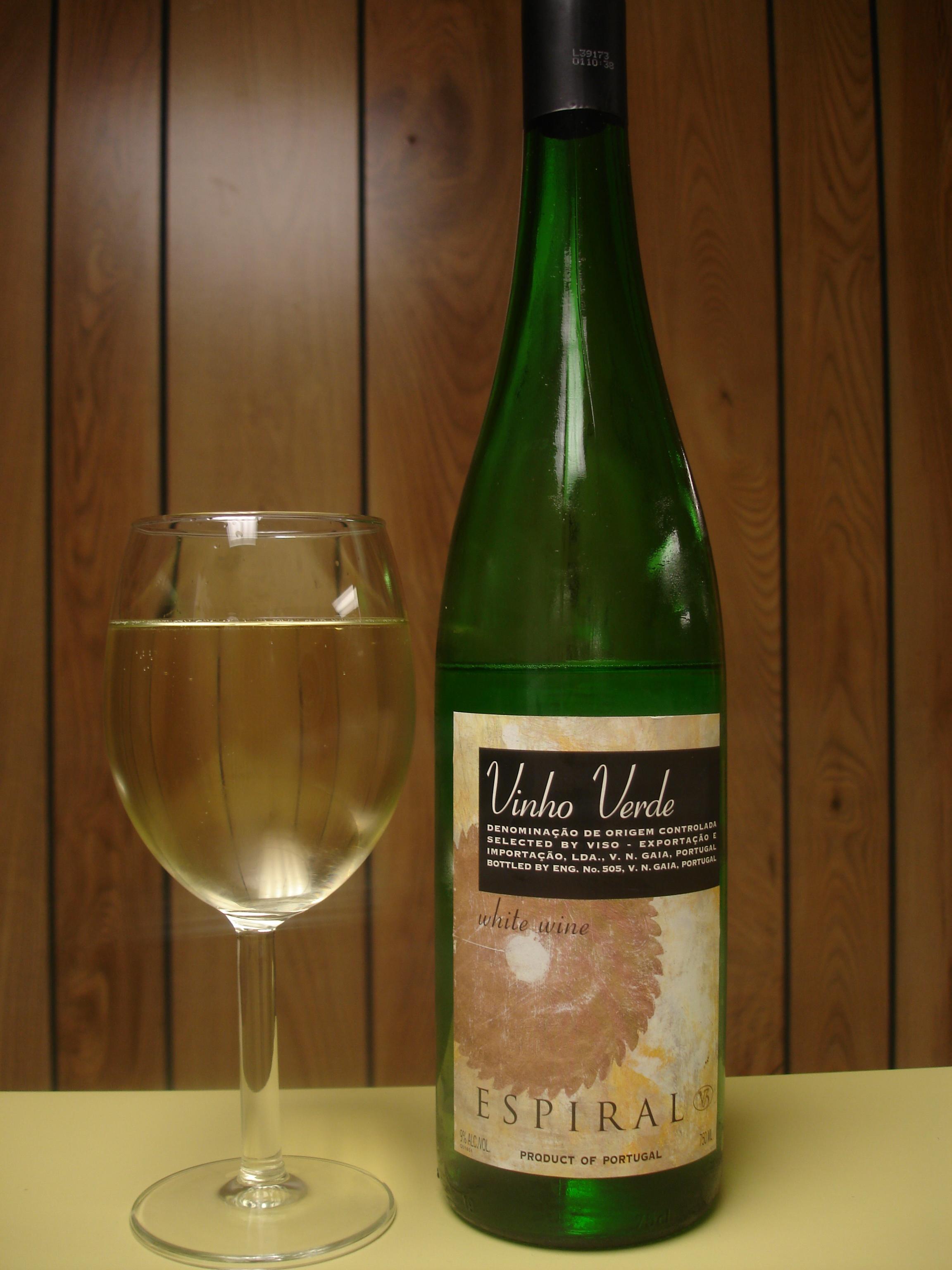Vinho verde — taça e garrafa do vinho jovem português