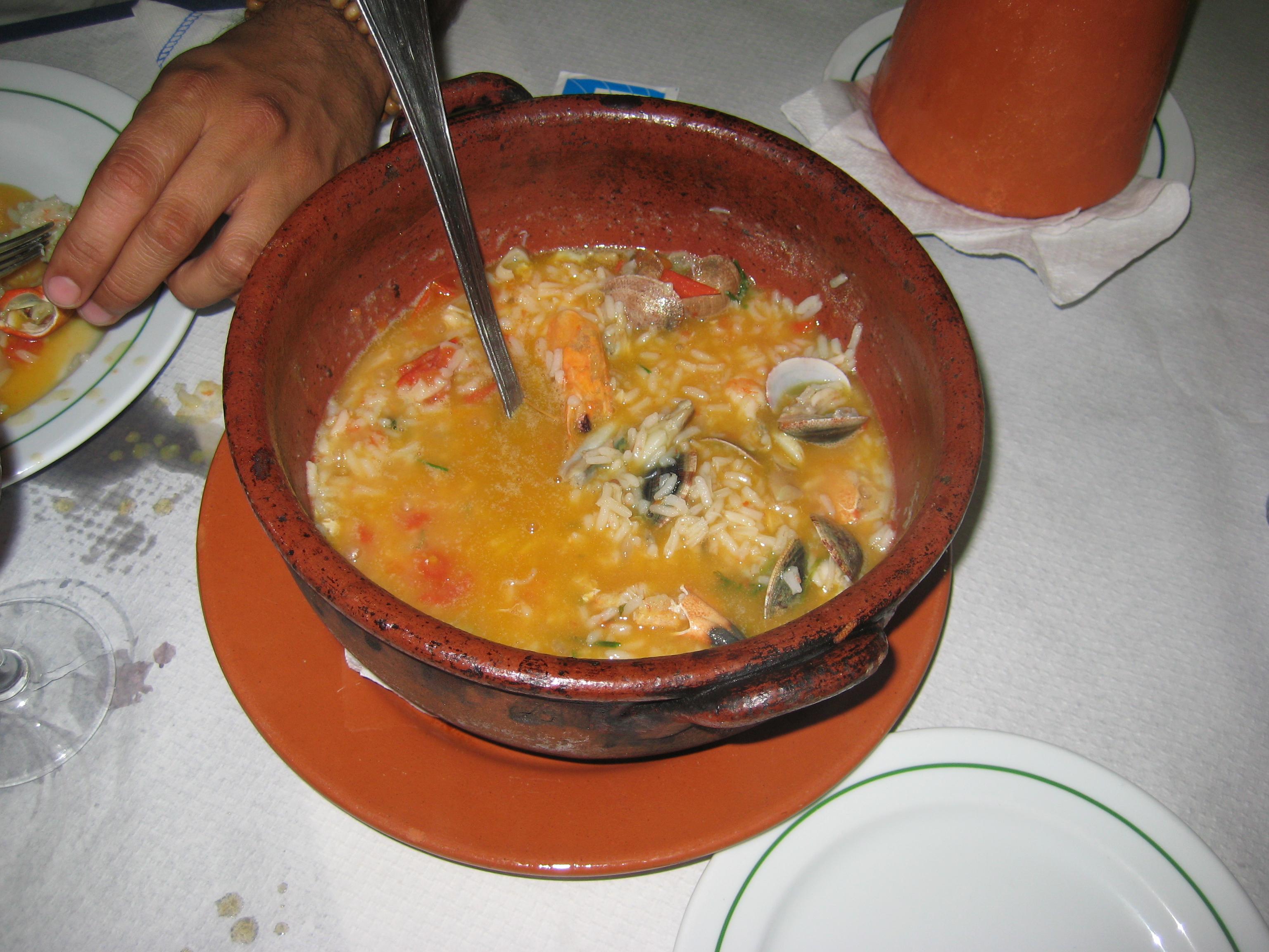 Arroz de marisco em panela de barro com camarões e amêijoas