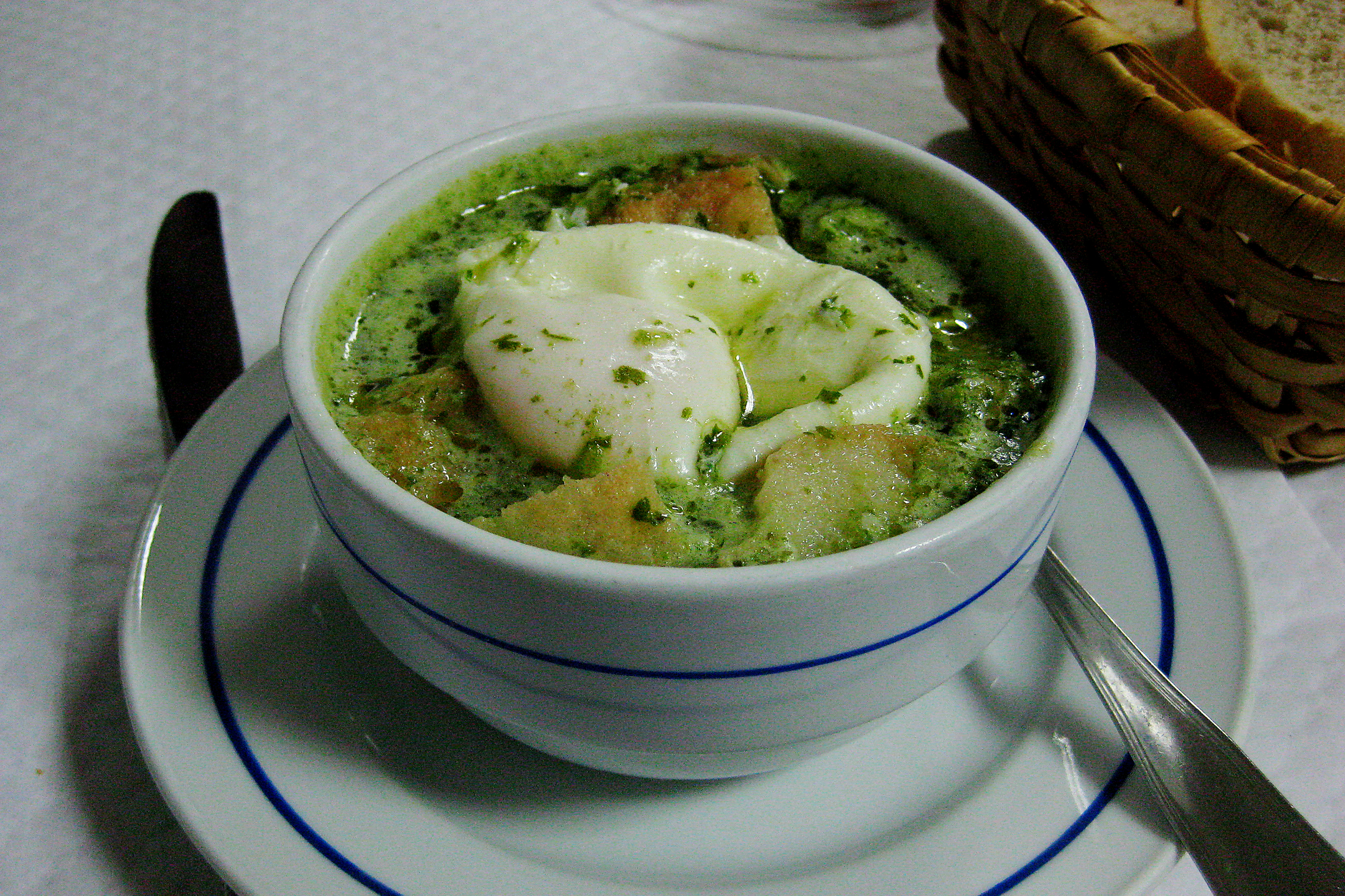 Açorda alentejana — sopa de pão com alho, coentros e ovo escalfado