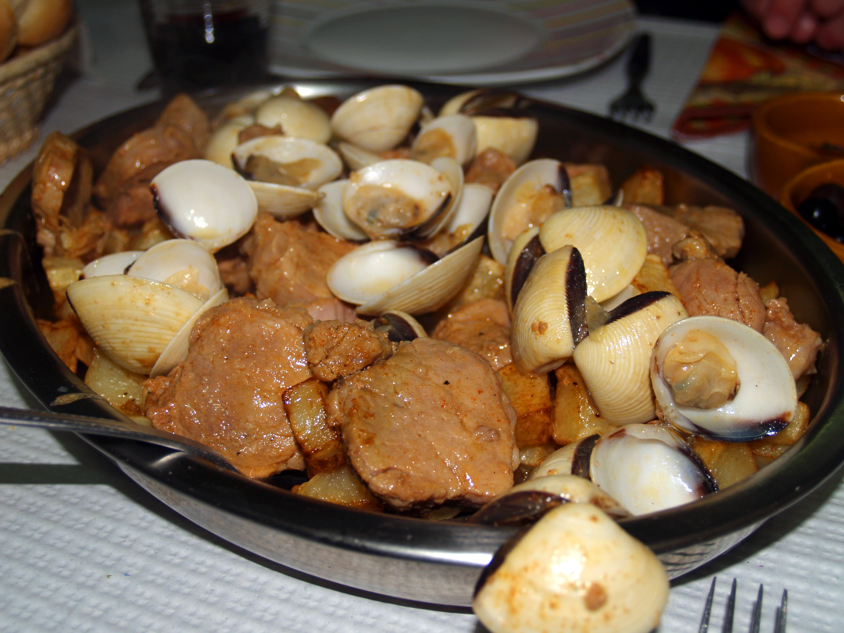 Carne de porco à alentejana com amêijoas e batatas