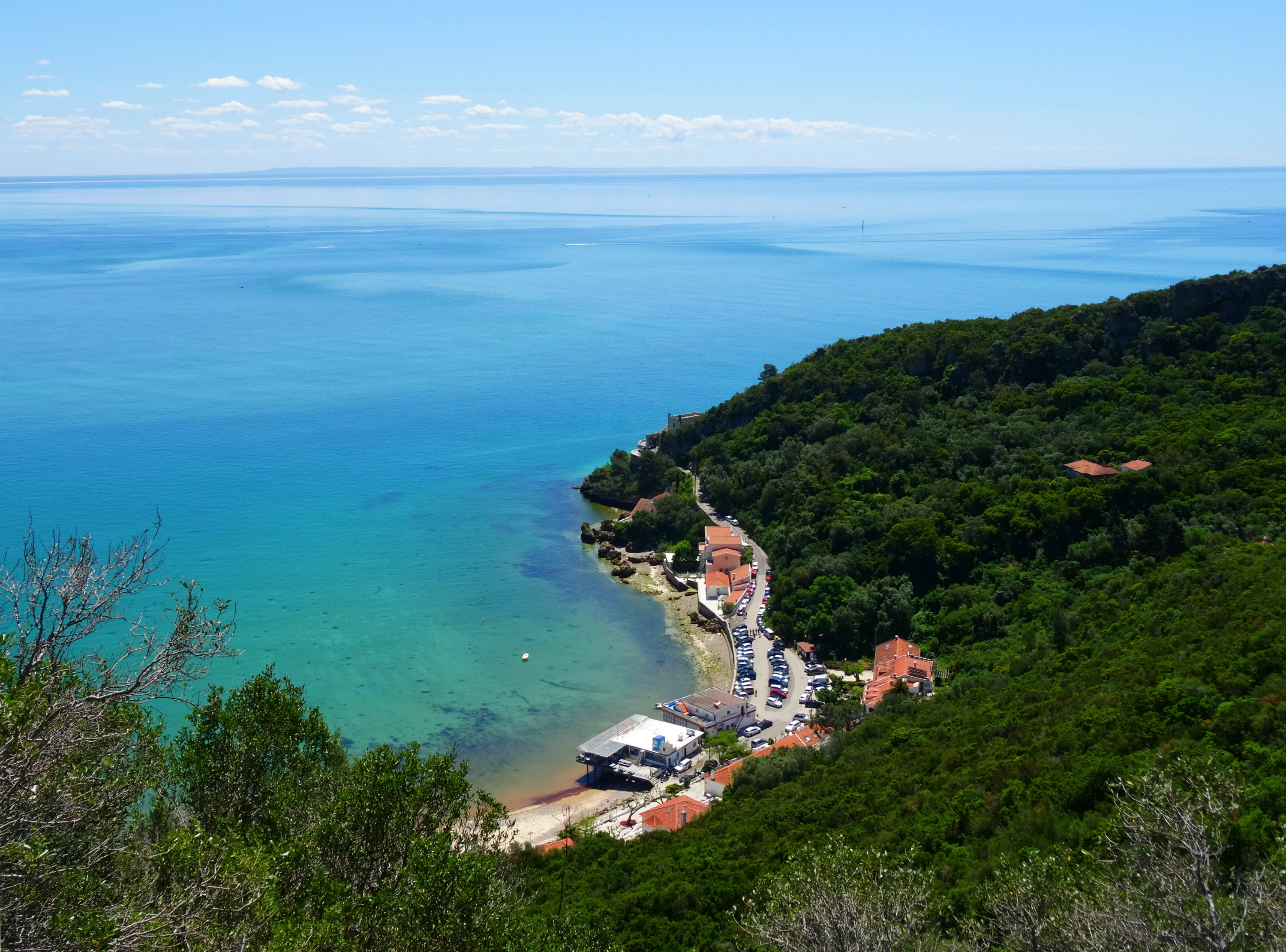 Portinho da Arrábida — águas turquesa entre falésias calcárias